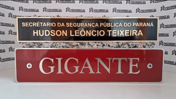 A Foto Metal, em Colombo, utiliza diversos métodos de gravação em metais para atender às suas necessidades específicas