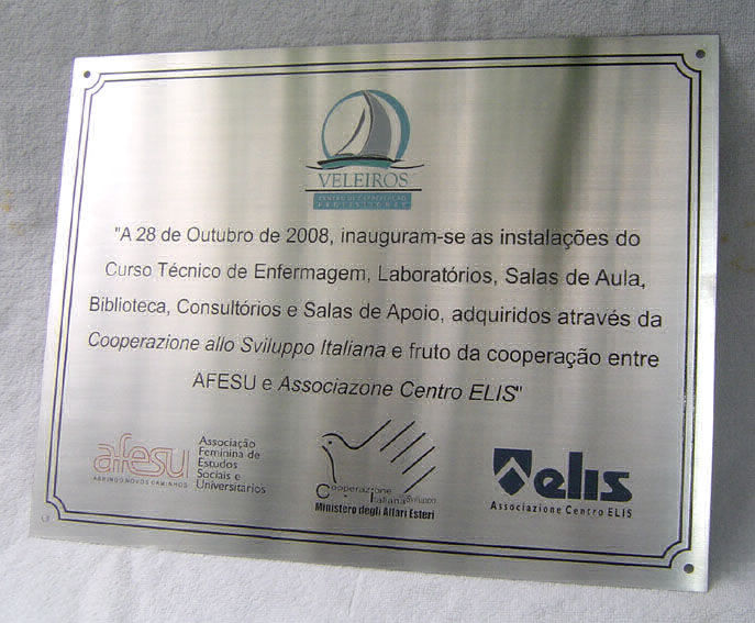 Gravações em Metal, Troféus Personalizados, Portas Painéis, Crachás, Botons, Brasões, Etiquetas