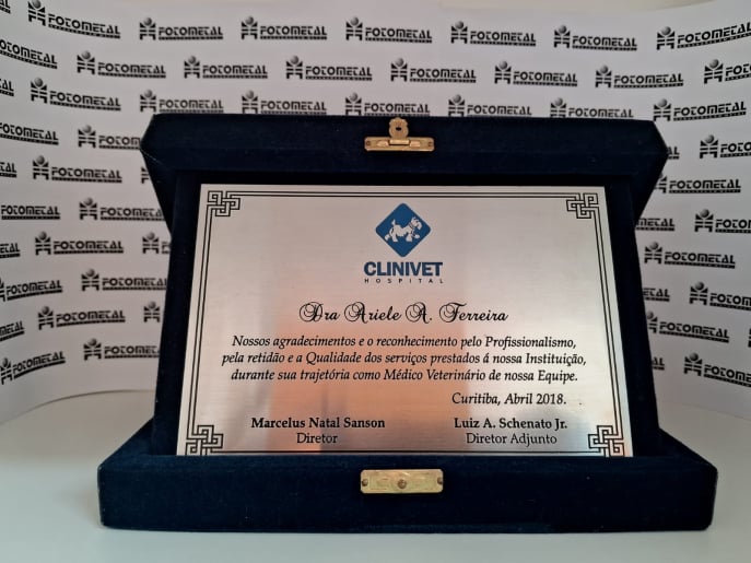 Encontre o estojo perfeito para sua placa de homenagem em Curitiba!