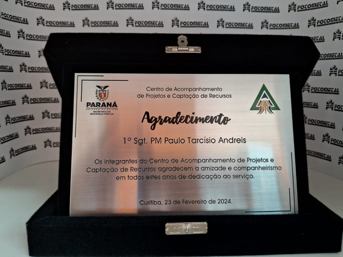 Encontre o estojo perfeito para sua placa de homenagem em Curitiba! Diversos modelos, materiais e acabamentos para você escolher. Presenteie com estilo e emoção.